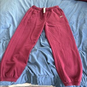 Alo accolade small sweatpants in wildberry